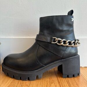 Gioseppo Black ankle boots with chain
